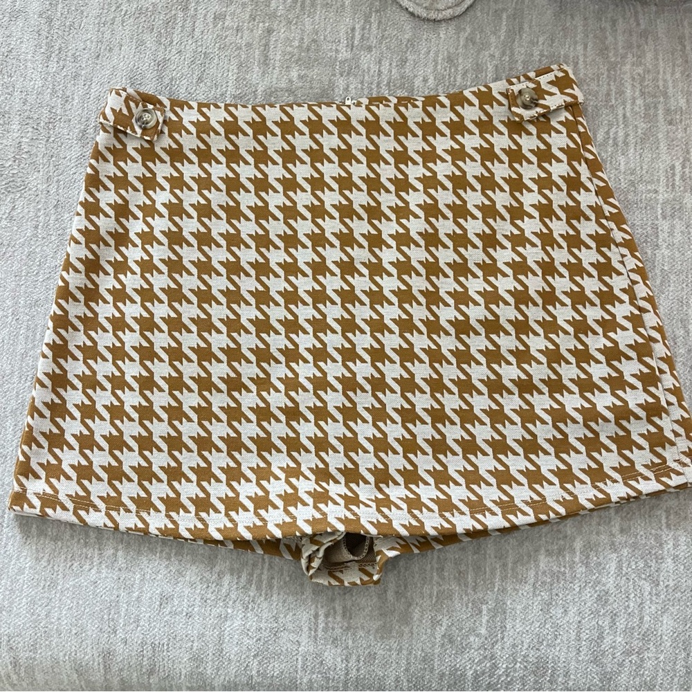 ALTAR’D STATE HOUNDSTOOTH CAMEL SKORT